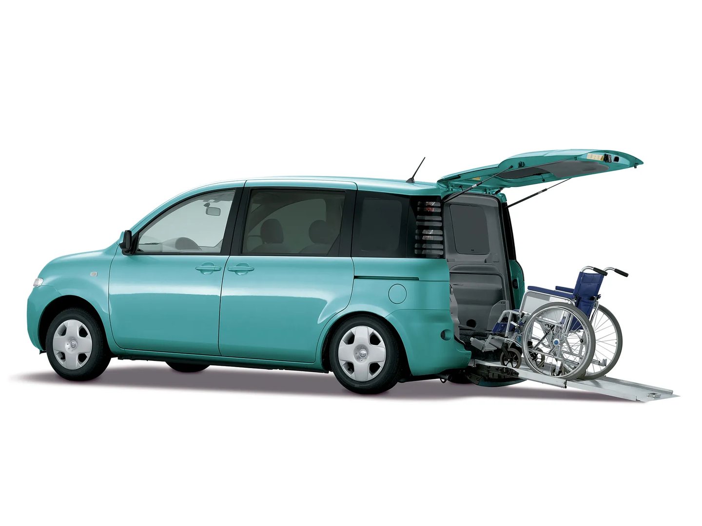 Toyota_Sienta_1_generation__Compact_Van__2.jpg