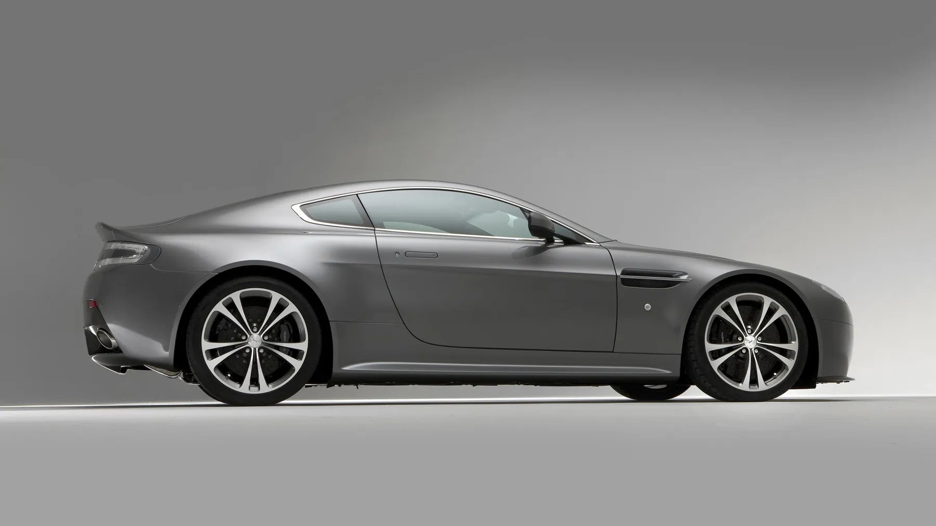 Aston Martin_V12_Vantage_1_generation__Coupe__12.jpg