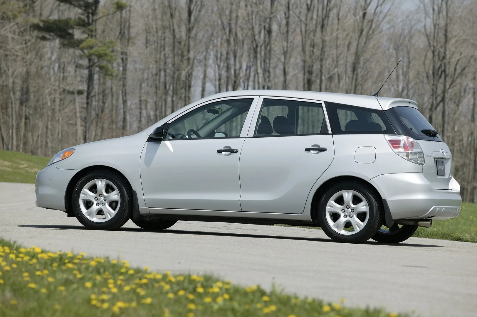 Toyota_Matrix_1_generation__Hatchback_5-door__2.jpg