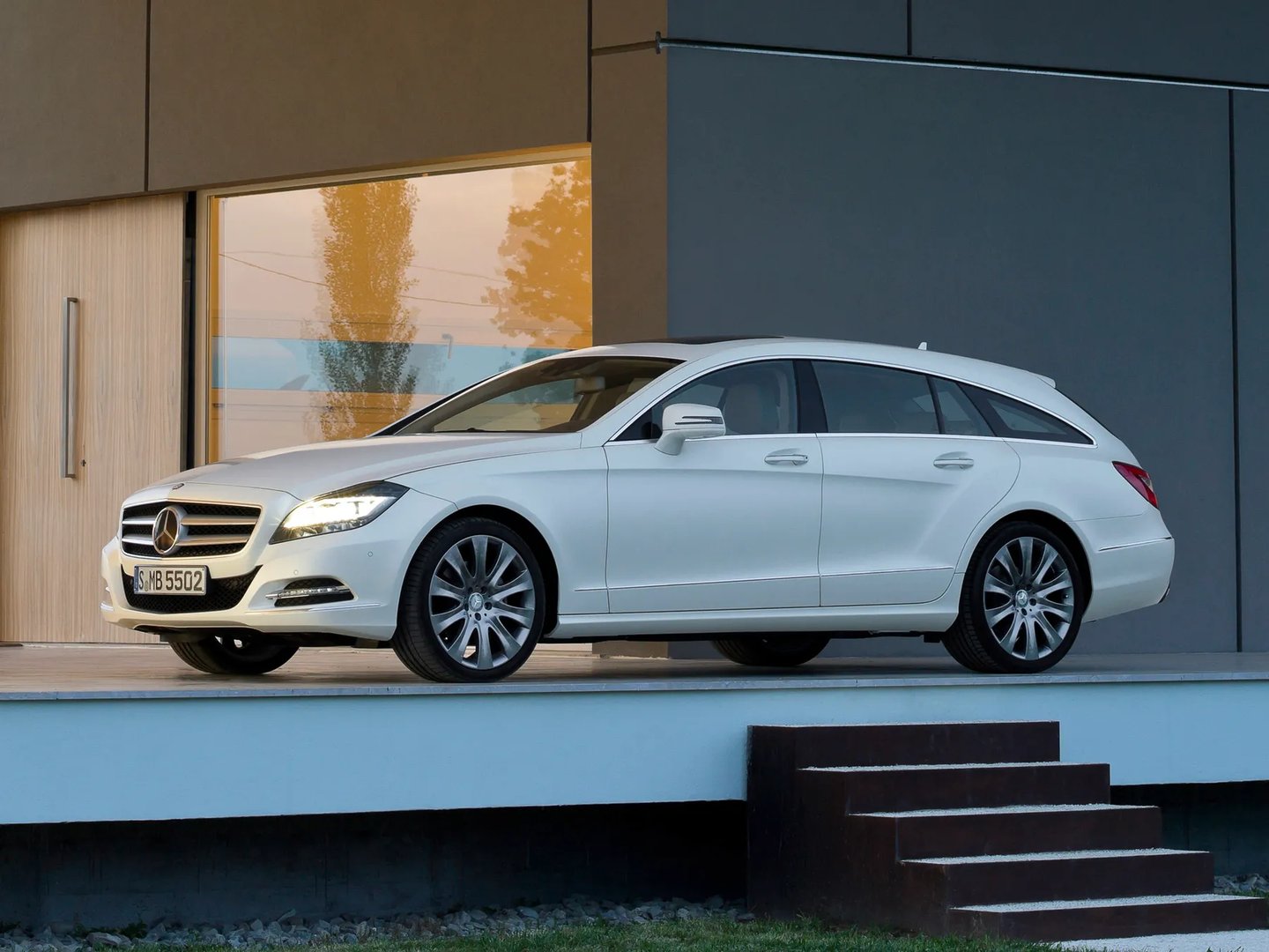Mercedes_CLS_2_generation__Estate_5-door__3.jpg