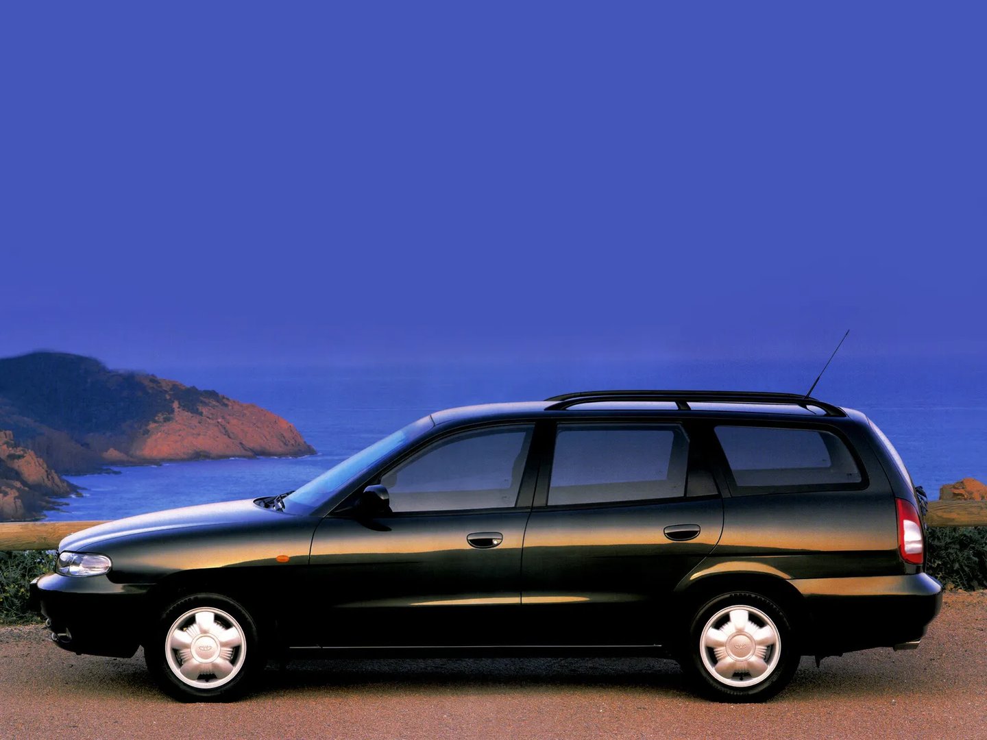 Daewoo_Nubira_1_generation__Estate_5-door__1.jpg