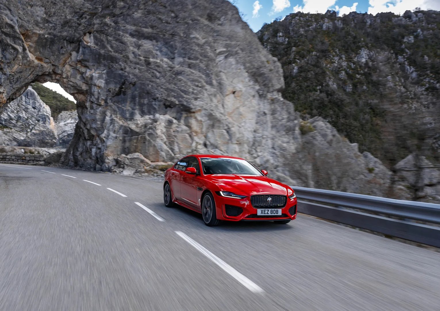 Jaguar_XE_1_generation_restyling__Sedan__2.jpg
