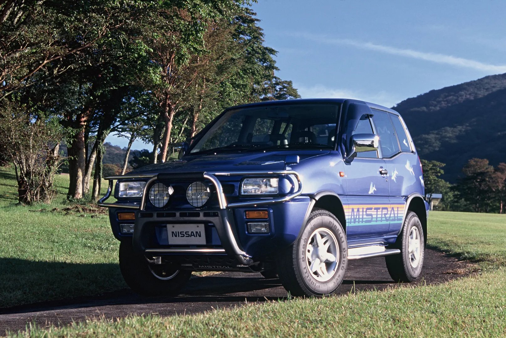 Nissan_Mistral_1_generation__SUV_3-doors__6.jpg