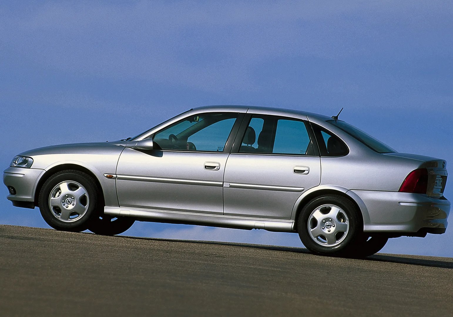 Opel_Vectra_2_generation_restyling__Sedan__11.jpg