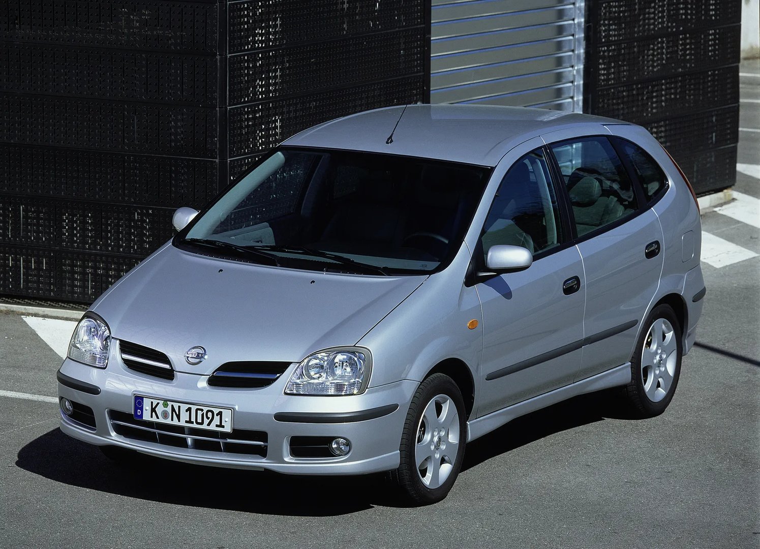 Nissan_Tino_1_generation__Compact_Van__5.jpg