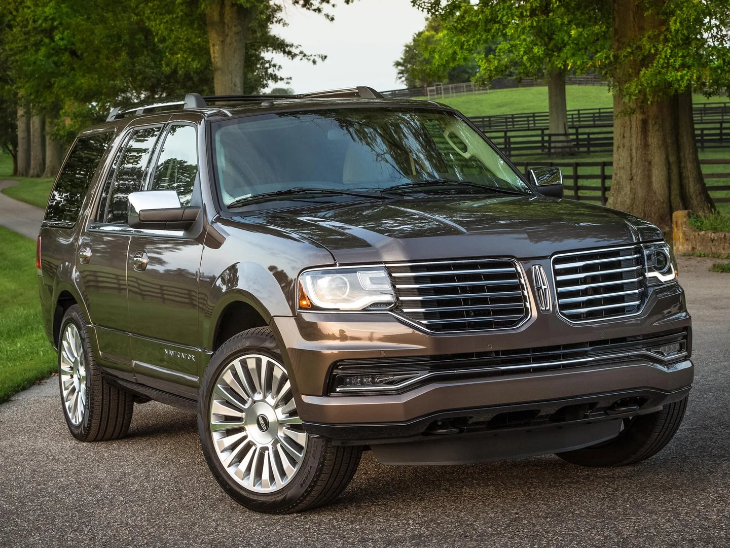 Lincoln_Navigator_3_generation_restyling__SUV_5-doors__1.jpg