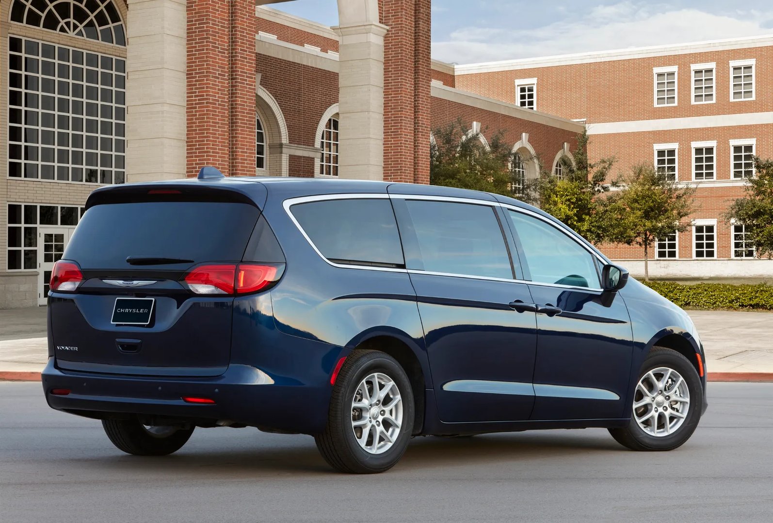Chrysler_Grand_Voyager_6_generation__Minivan__3.jpg