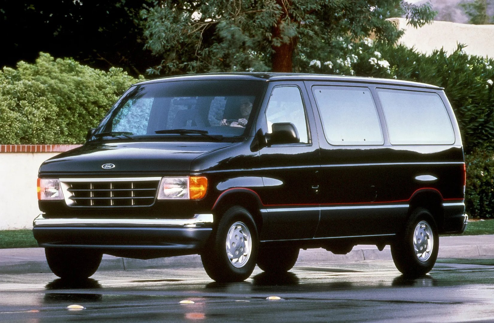 Ford_Econoline_4_generation__Minivan__4.jpg