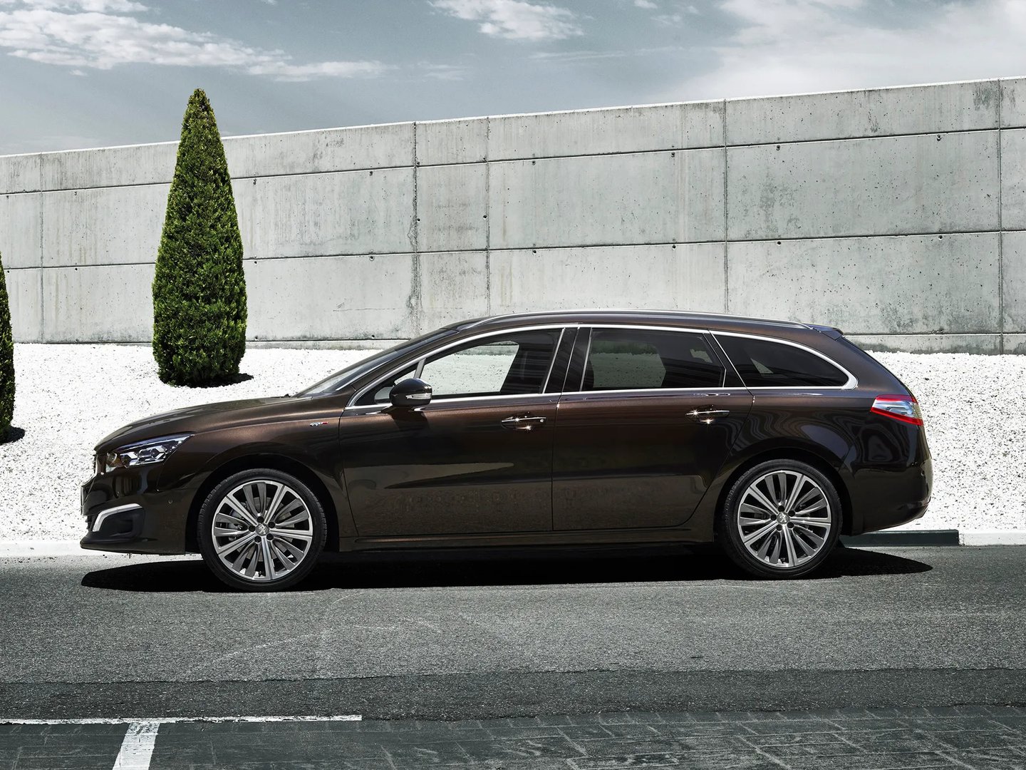 Peugeot_508_1_generation_restyling__Estate_5-door__4.jpg