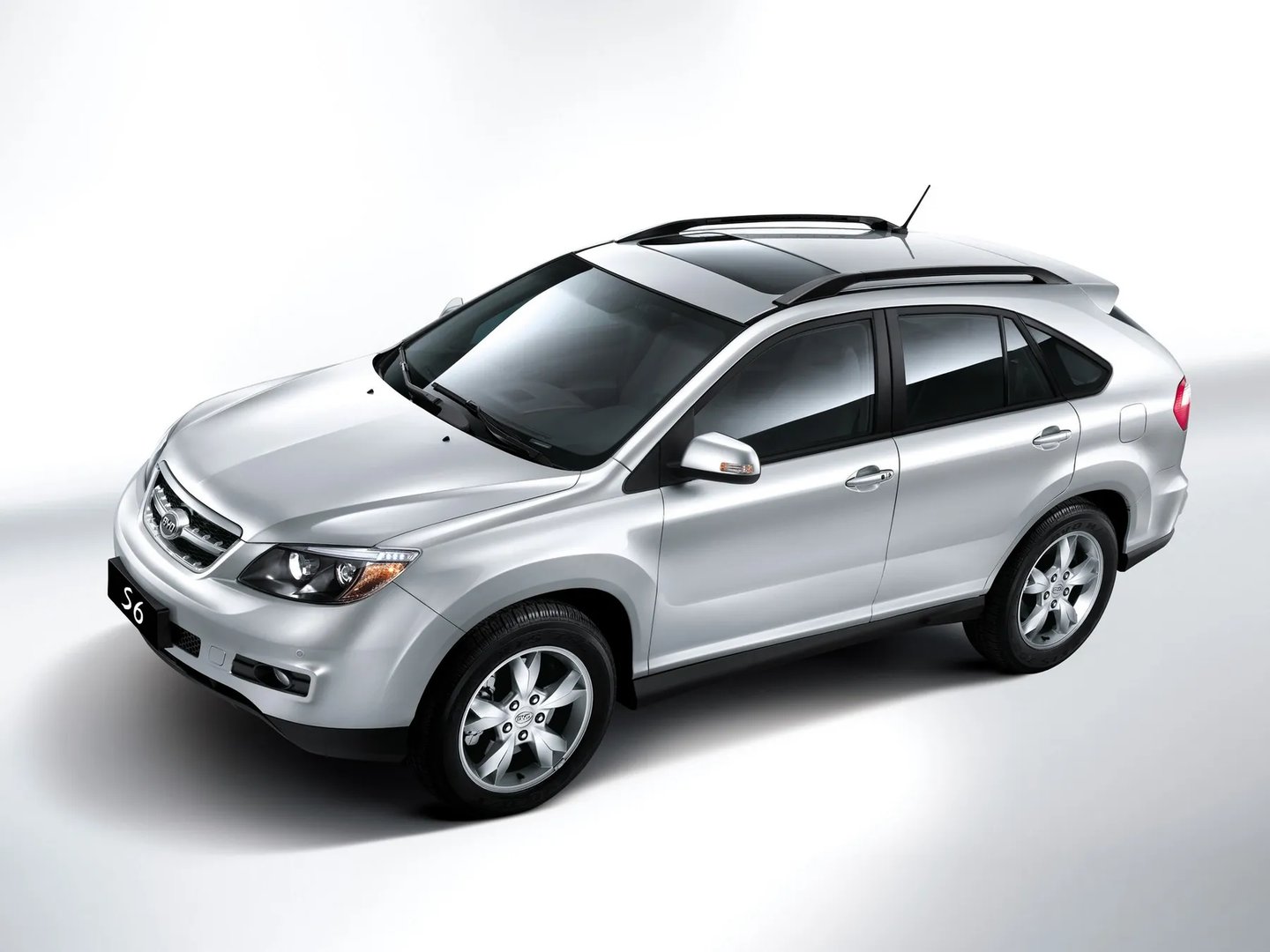 BYD_S6_1_generation__SUV_5-doors__2.jpg