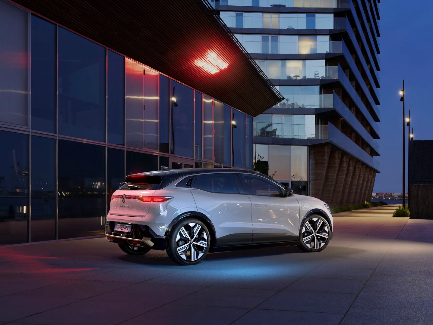 Renault_Megane_E-Tech_1_generation__Hatchback_5-door__10.jpg