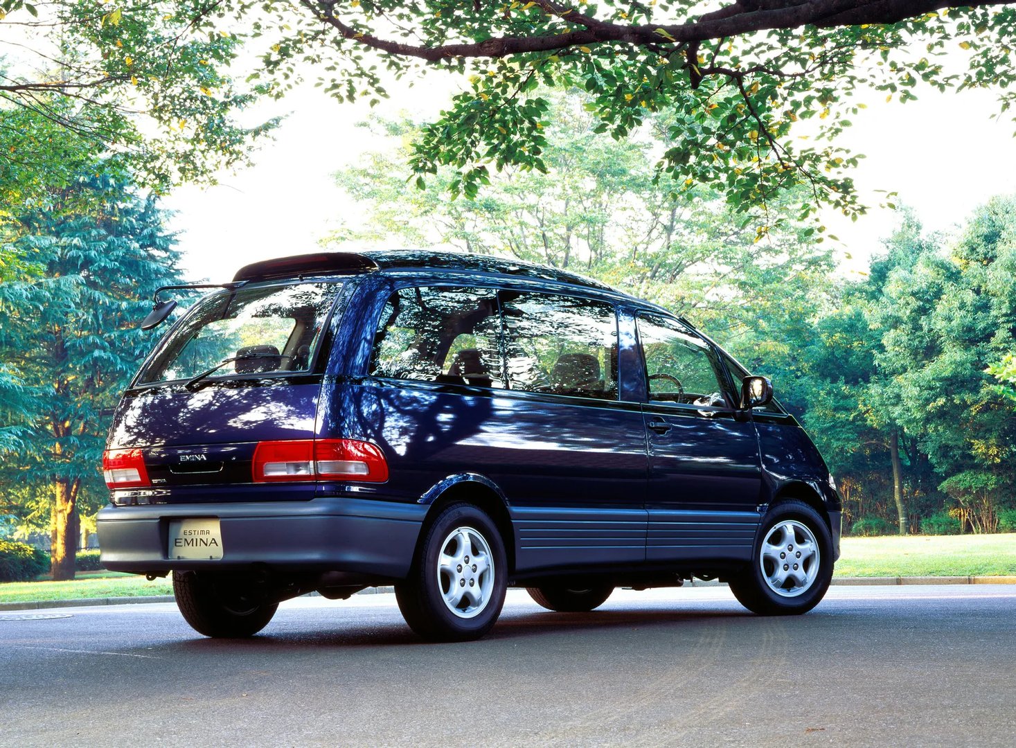 Toyota_Estima_1_generation__Minivan__6.jpg