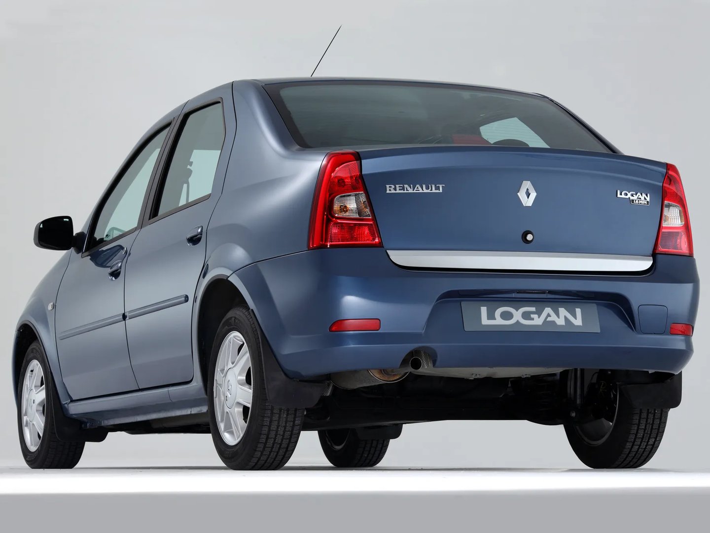 Renault_Logan_1_generation_restyling__Sedan__2.jpg
