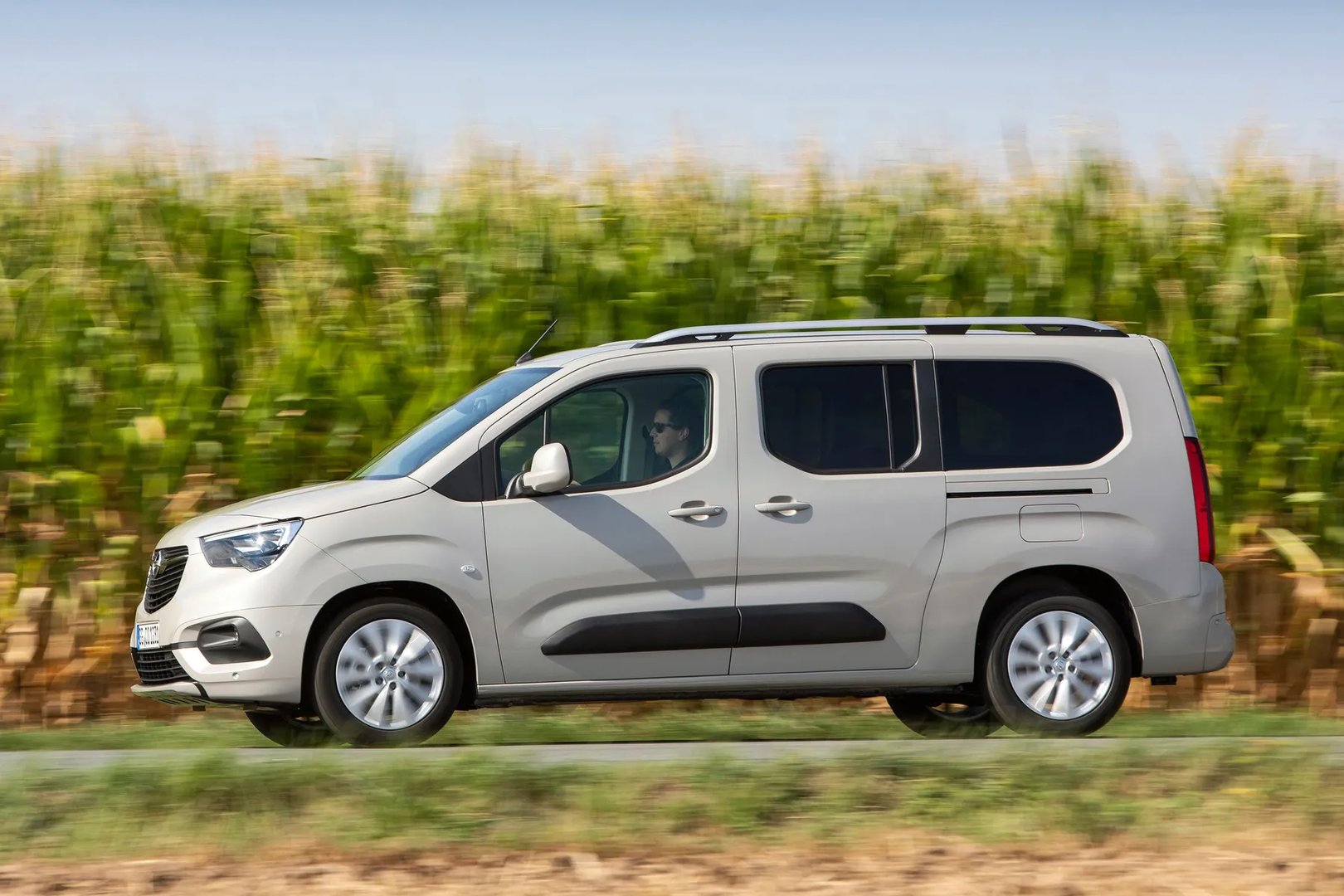Opel_Combo_5_generation__Compact_Van_Long__3.jpg
