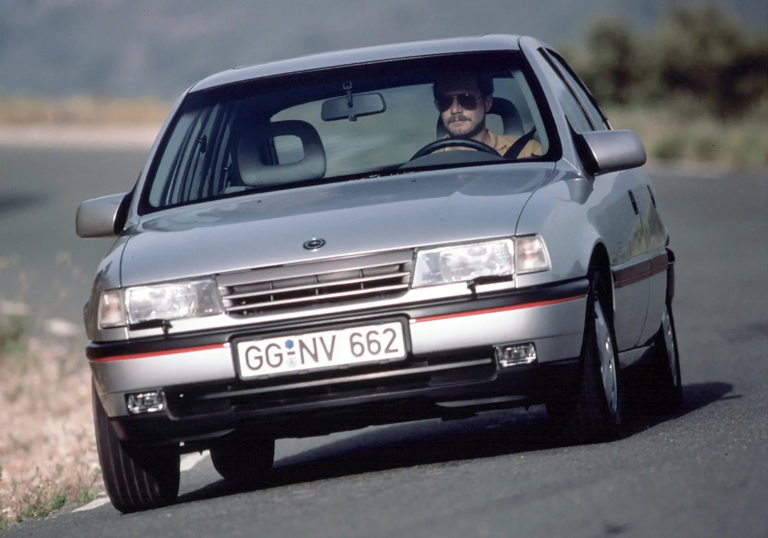 Opel_Vectra_1_generation__Liftback__6.jpg