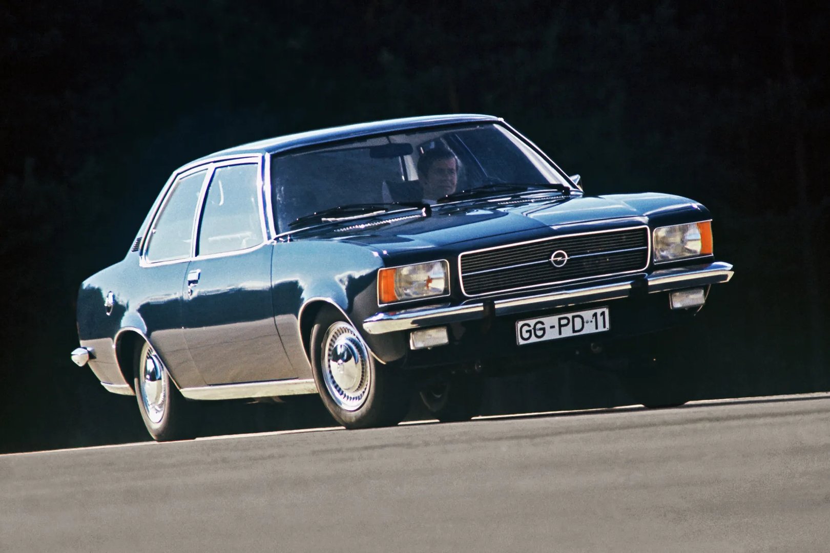 Opel_Rekord_4_generation__Sedan_2-doors__1.jpg