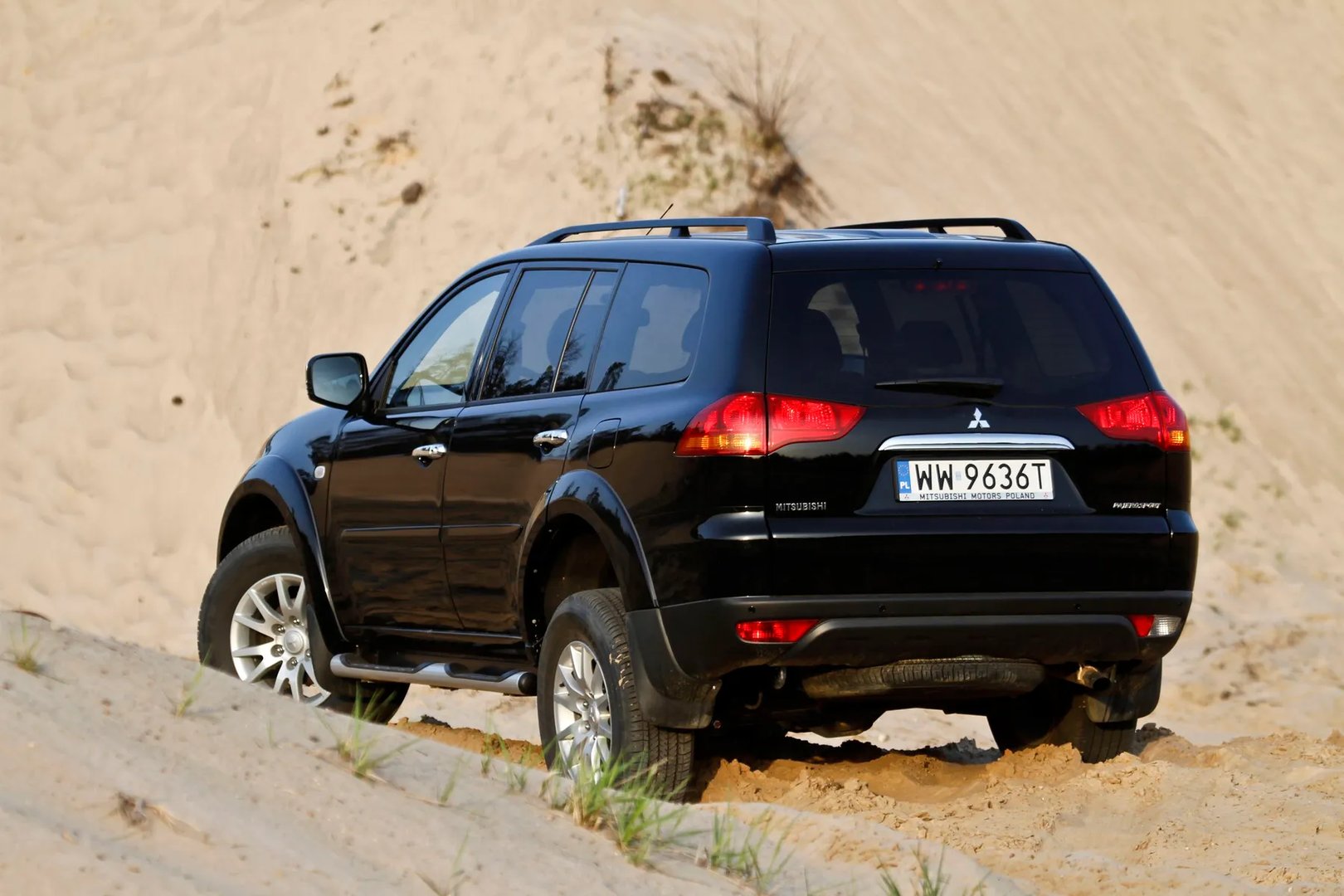 Mitsubishi_Pajero_Sport_2_generation__SUV_5-doors__4.jpg