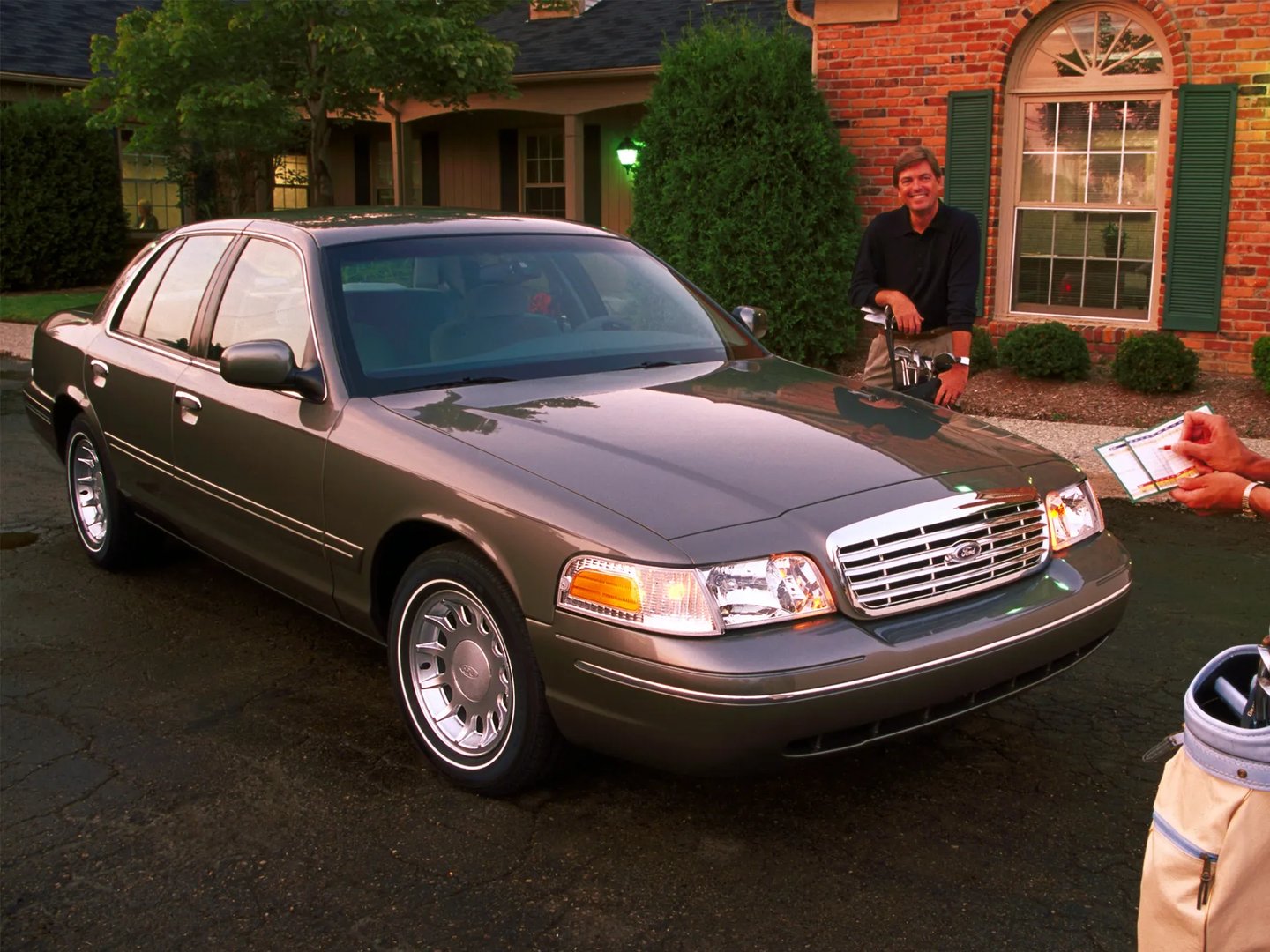 Ford_Crown_Victoria_2_generation__Sedan__9.jpg