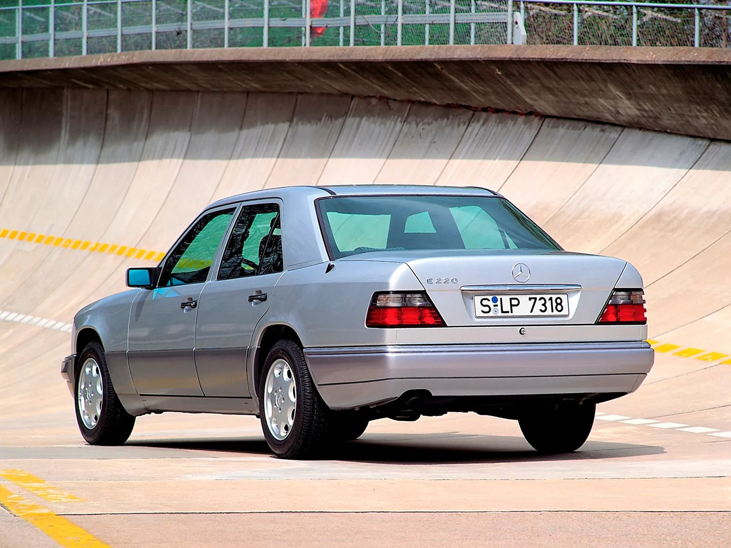 Mercedes_E-Class_1_generation_restyling__Sedan__9.jpg