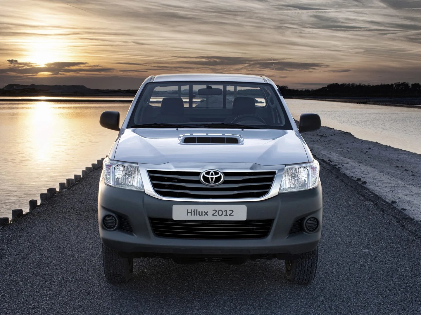 Toyota_Hilux_7_generation_restyling_2__Pickup_single-cab__3.jpg