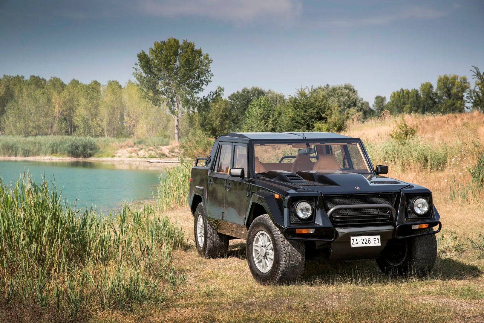 Lamborghini_LM002_1_generation__Pickup_double-cab__9.jpg