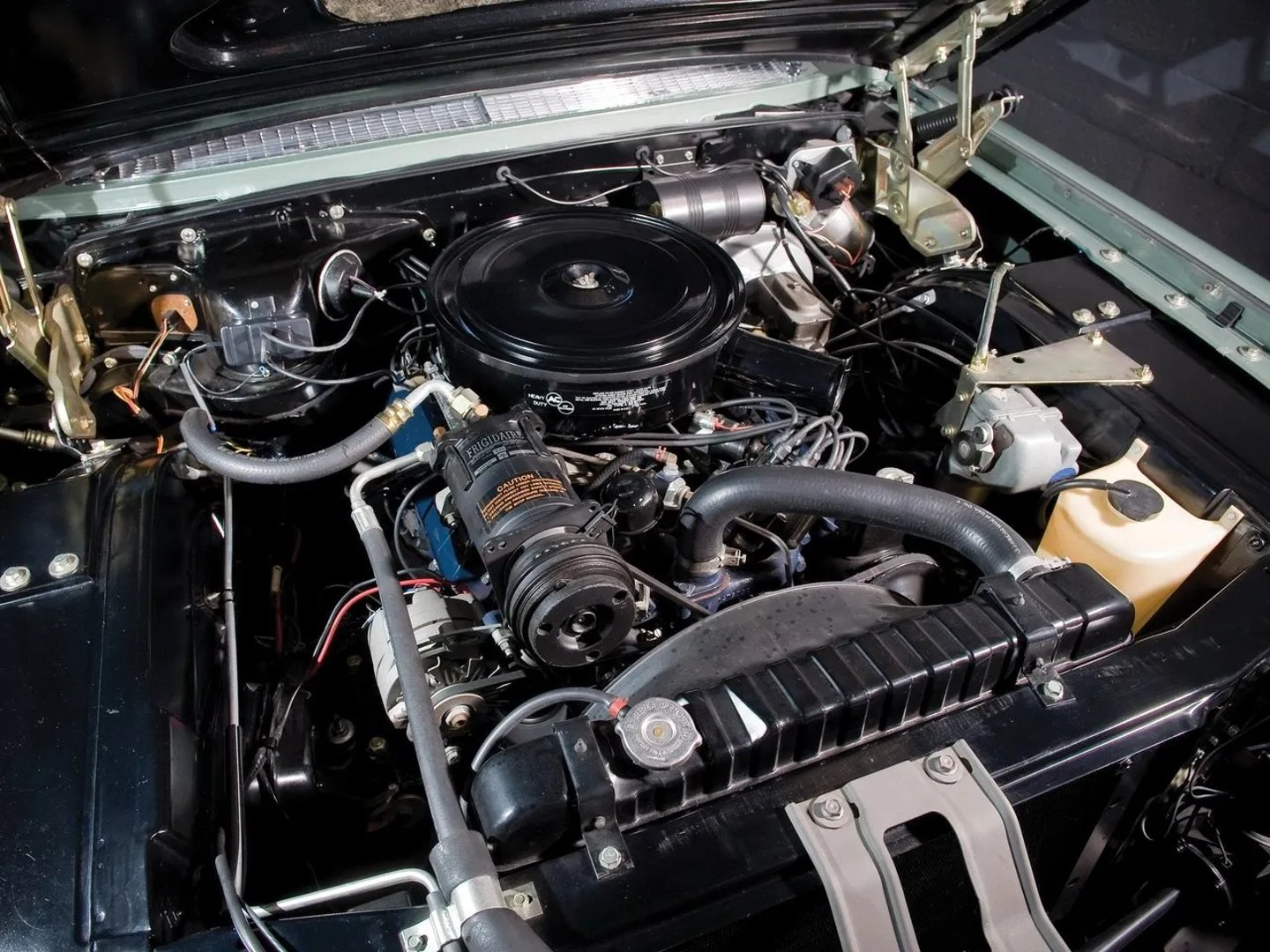 Cadillac_Fleetwood_1_generation__Sedan__4.jpg