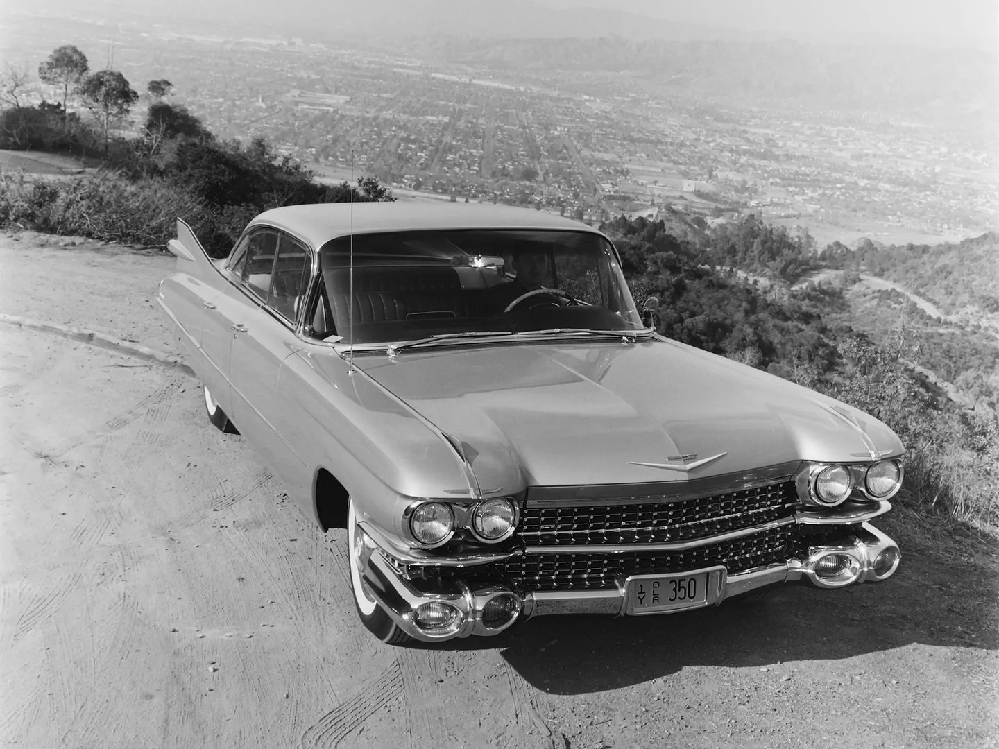 Cadillac_DeVille_1_generation__Sedan__5.jpg