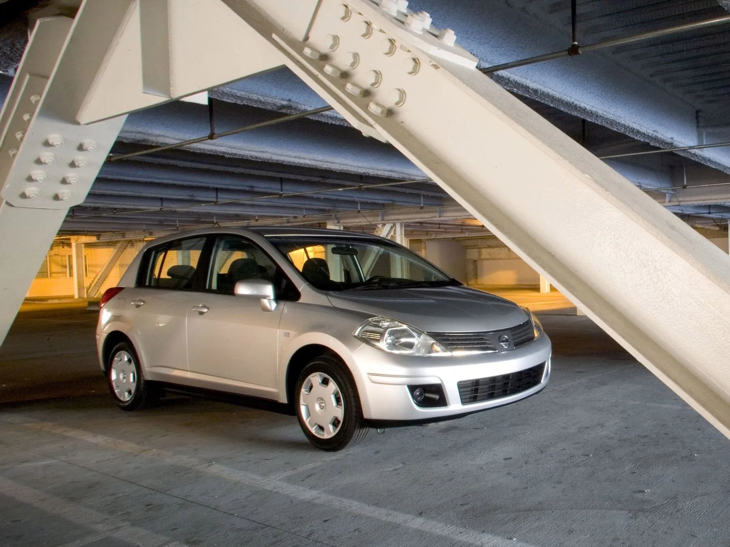 Nissan_Versa_1_generation__Hatchback_5-door__8.jpg