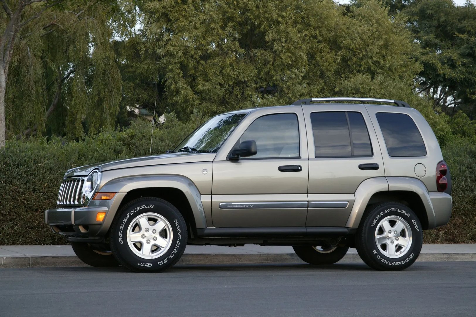 Jeep_Liberty_1_generation__SUV_5-doors__9.jpg