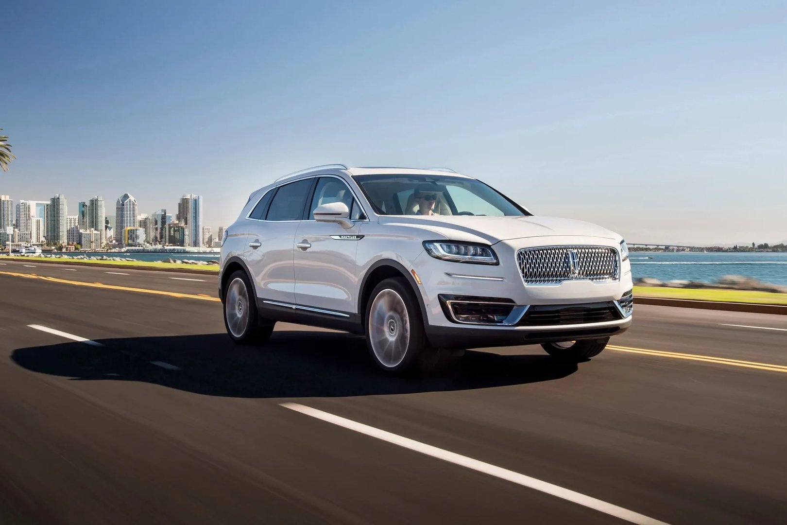 Lincoln_Nautilus_1_generation__SUV_5-doors__5.jpg
