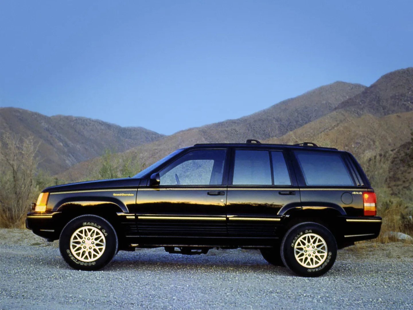 Jeep_Grand_Cherokee_1_generation__SUV_5-doors__7.jpg