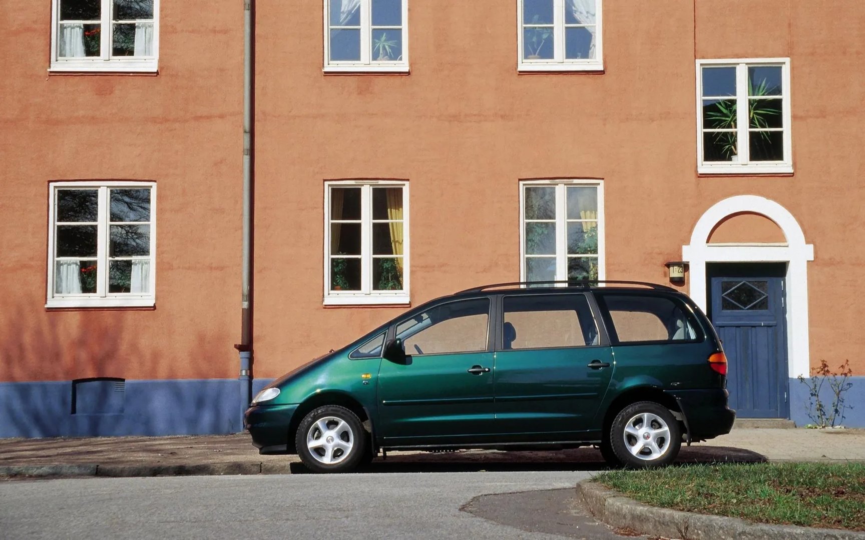Volkswagen_Sharan_1_generation__Minivan__4.jpg