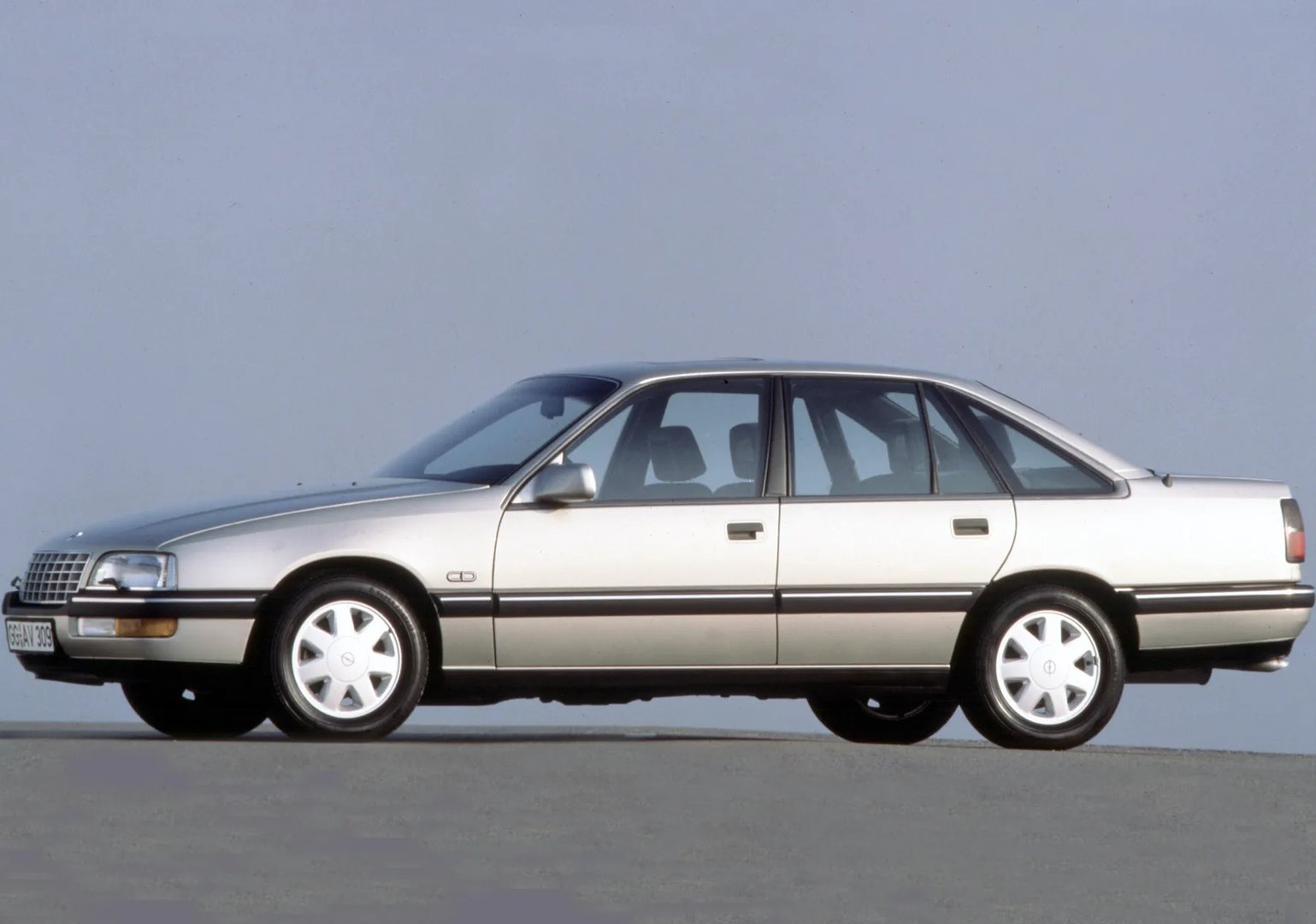 Opel_Senator_2_generation__Sedan__13.jpg