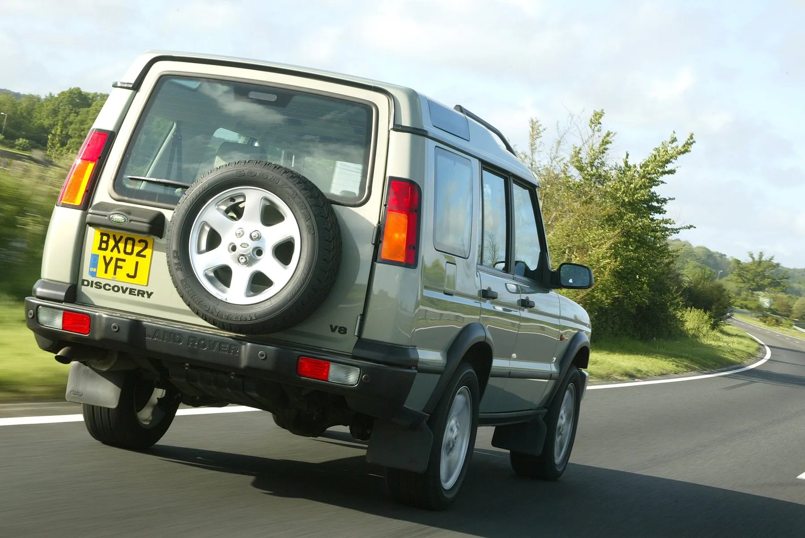 Land Rover_Discovery_2_generation__SUV_5-doors__8.jpg