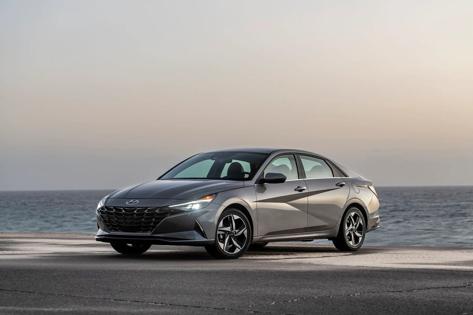 Hyundai_Elantra_7_generation__Sedan__7.jpg