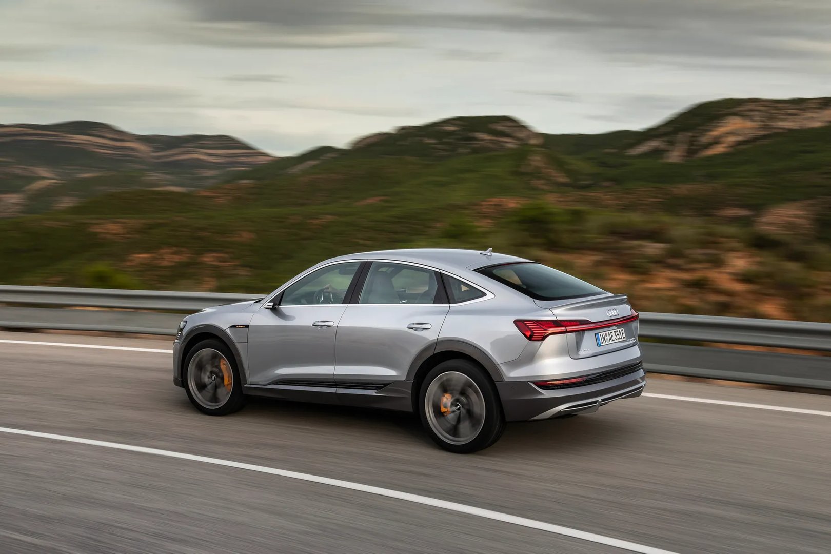 Audi_Q8_Sportback_e-tron_1_generation__SUV_Coupe__3.jpg