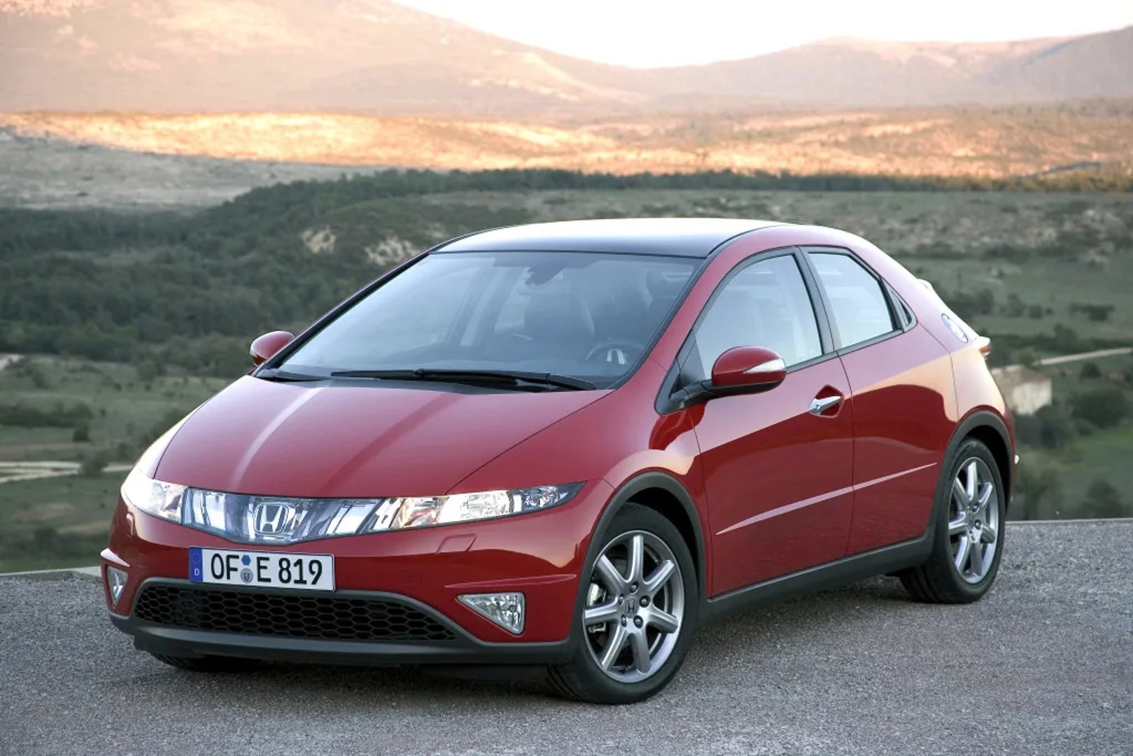 Honda_Civic_8_generation__Hatchback_5-door__11.jpg