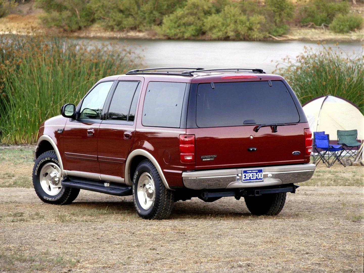 Ford_Expedition_1_generation__SUV_5-doors__11.jpg