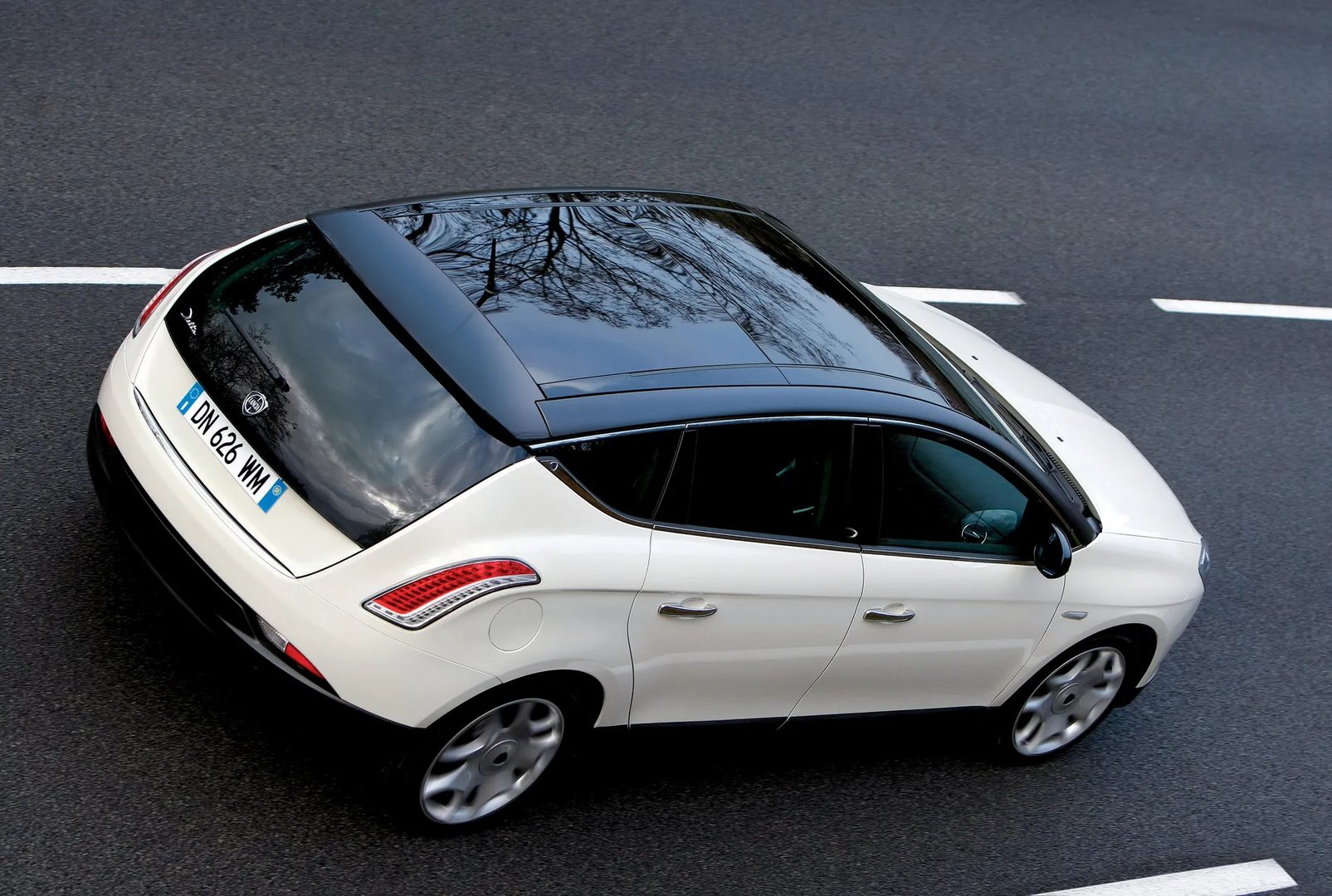 Lancia_Delta_3_generation__Hatchback_5-door__9.jpg