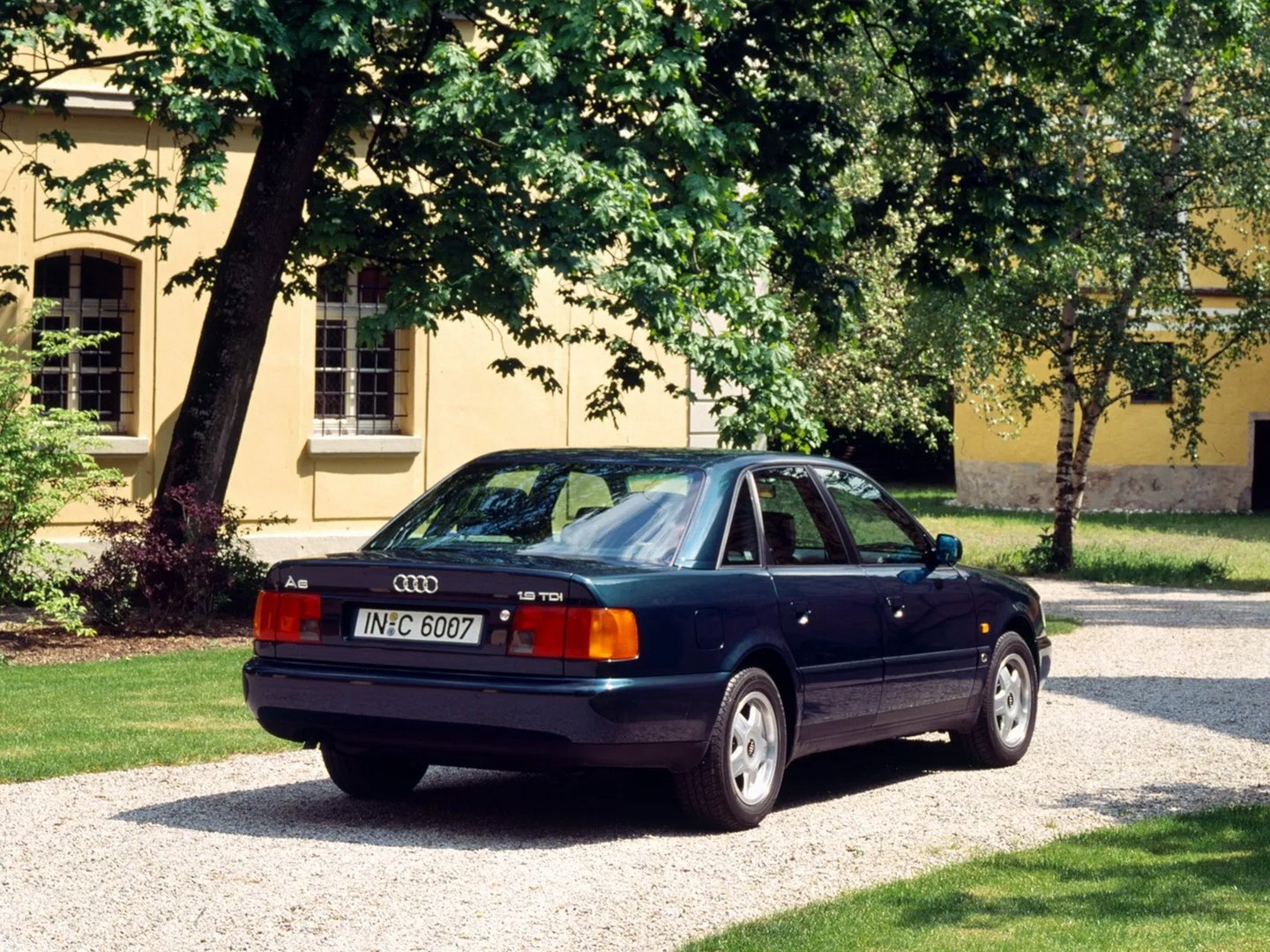 Audi_A6_1_generation__Sedan__4.jpg
