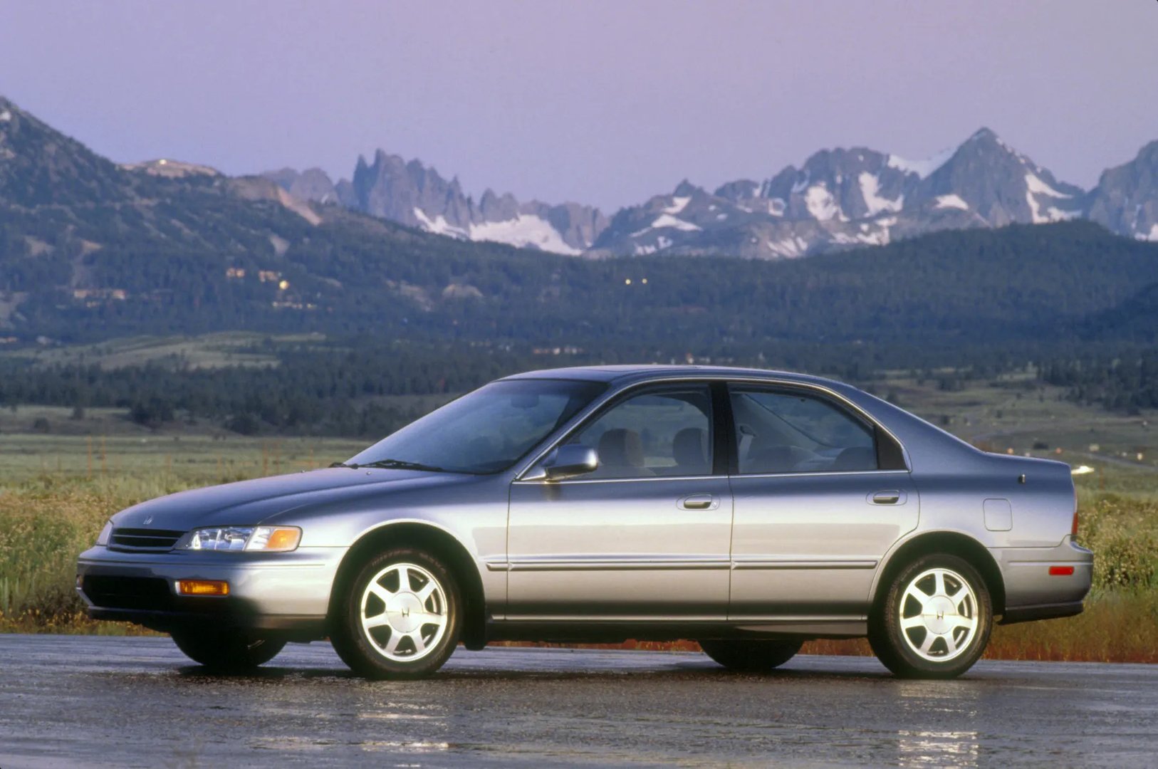 Honda_Accord_(USA)_5_generation__Sedan__2.jpg