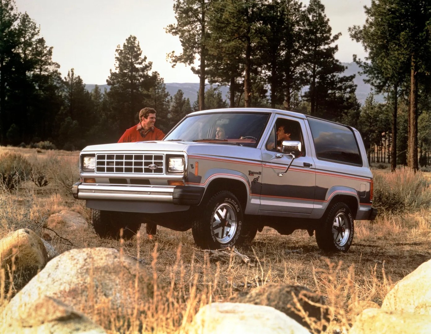 Ford_Bronco-II_1_generation__SUV_3-doors__10.jpg