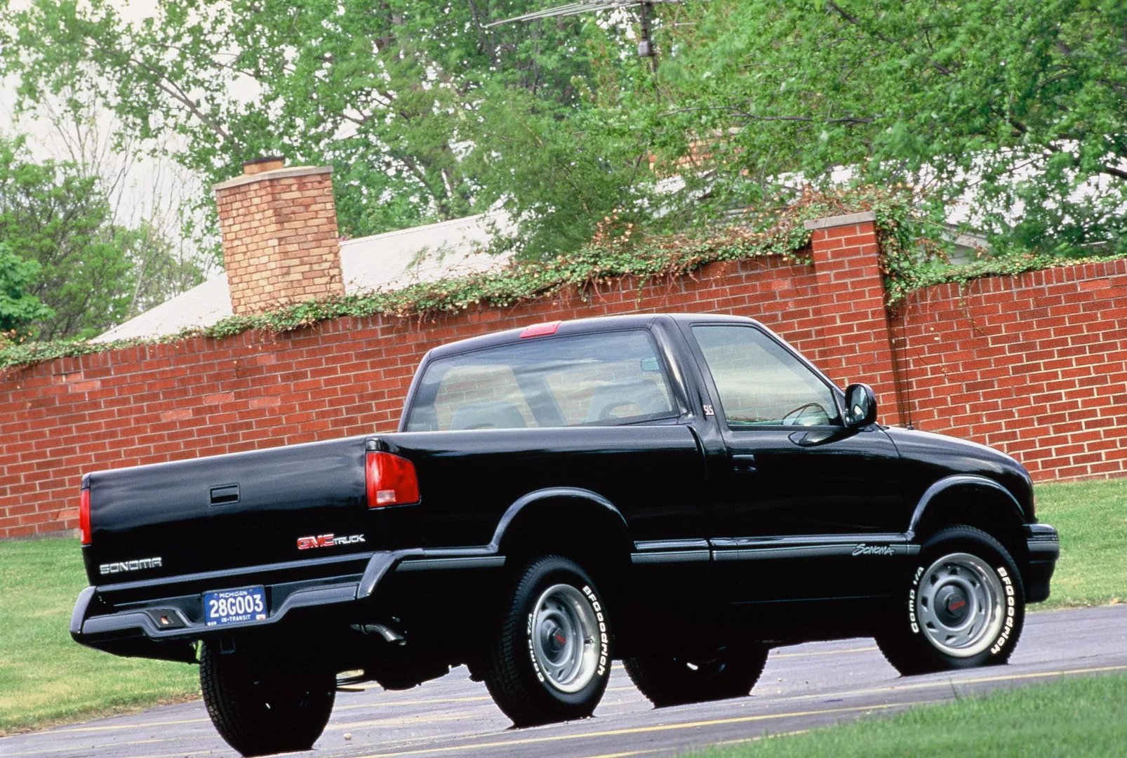 GMC_Sonoma_1_generation__Pickup_single-cab__1.jpg