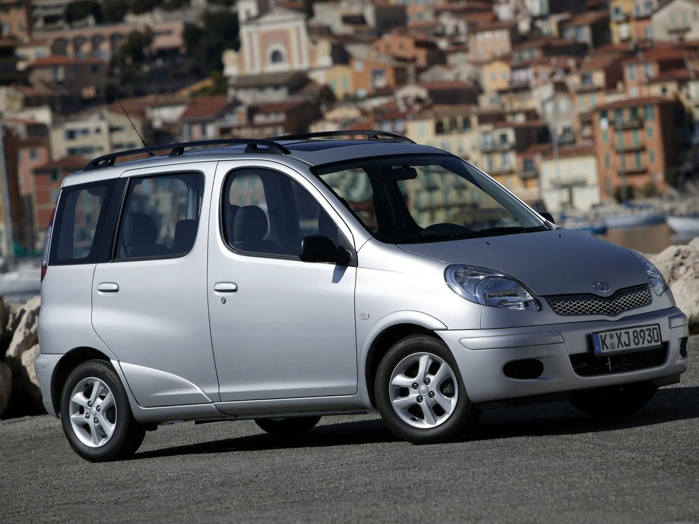 Toyota_Yaris_Verso_1_generation__Compact_Van__2.jpg