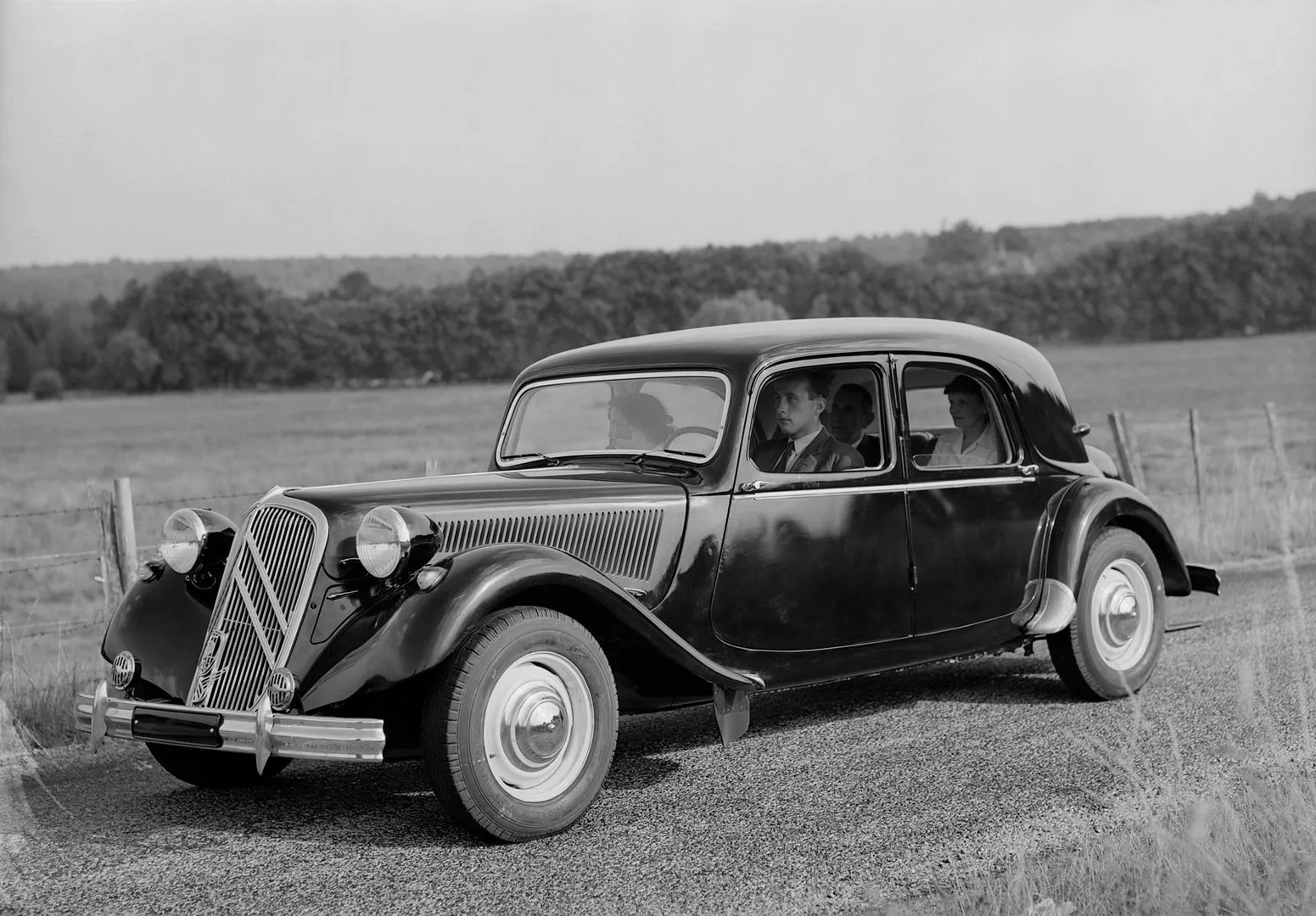 Citroen_Traction_Avant_1_generation__Sedan__7.jpg