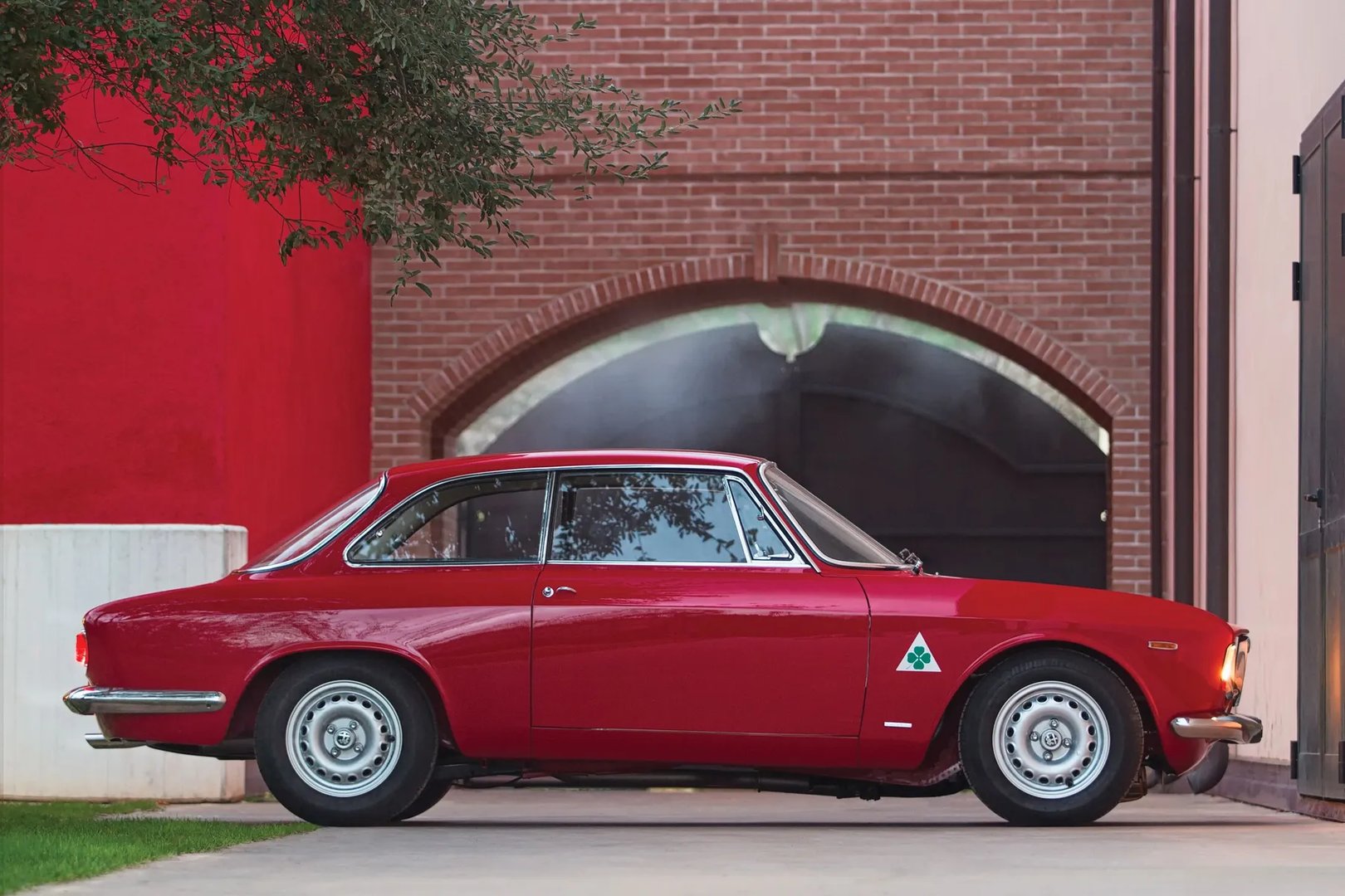 Alfa Romeo_Giulia_1_generation__Coupe__9.jpg
