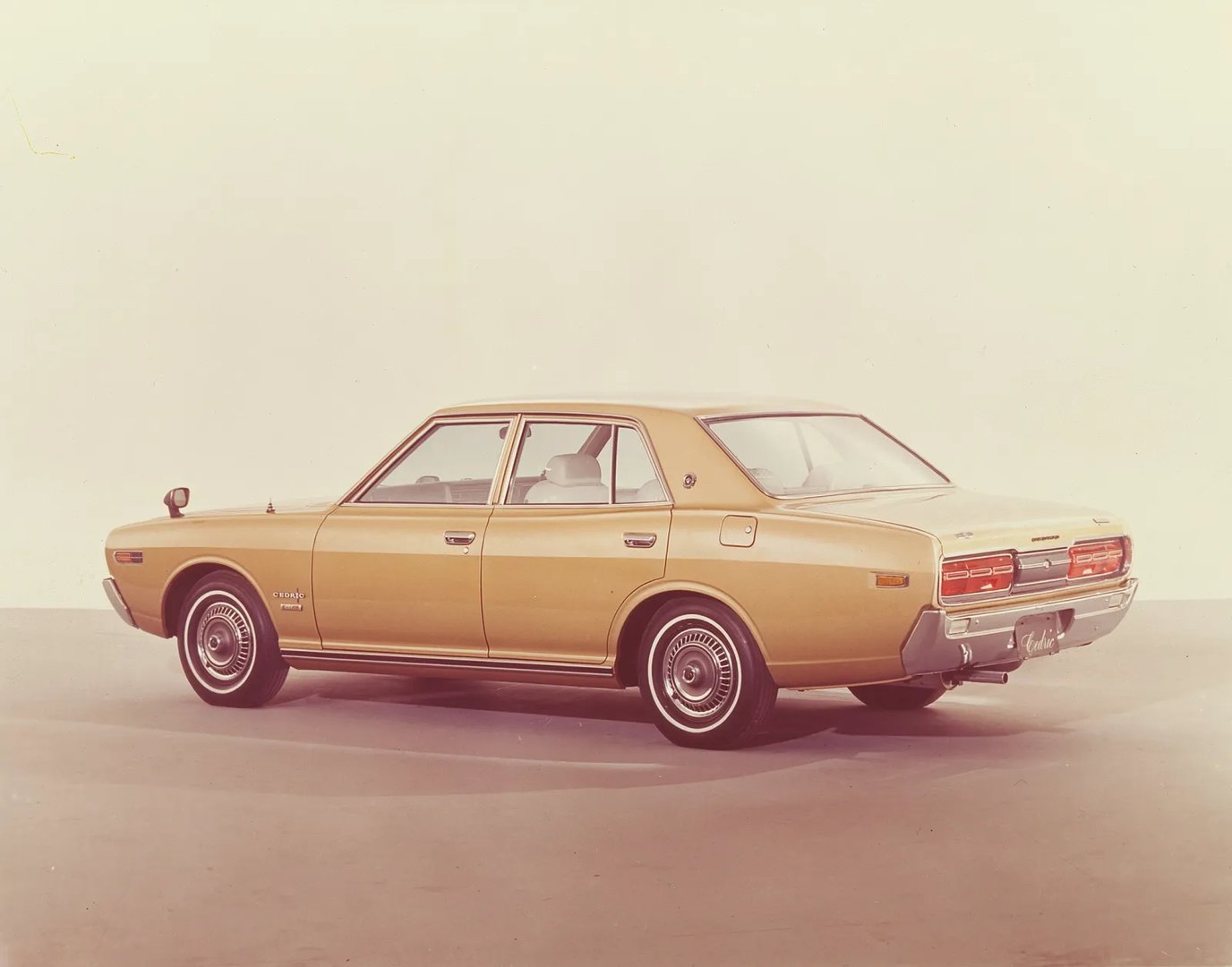 Nissan_Cedric_3_generation__Sedan__3.jpg