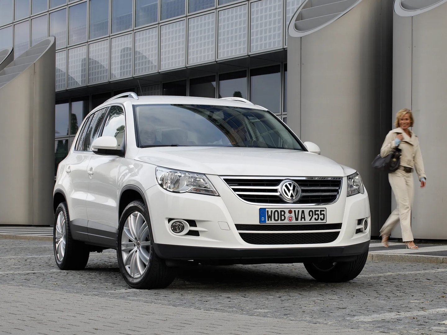 Volkswagen_Tiguan_1_generation__SUV_5-doors__9.jpg