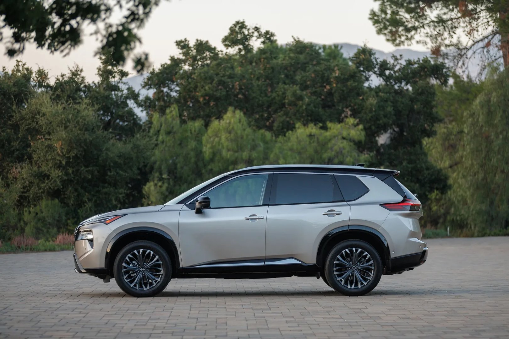 Nissan_Rogue_3_generation_restyling_1__SUV_5-doors__4.jpg