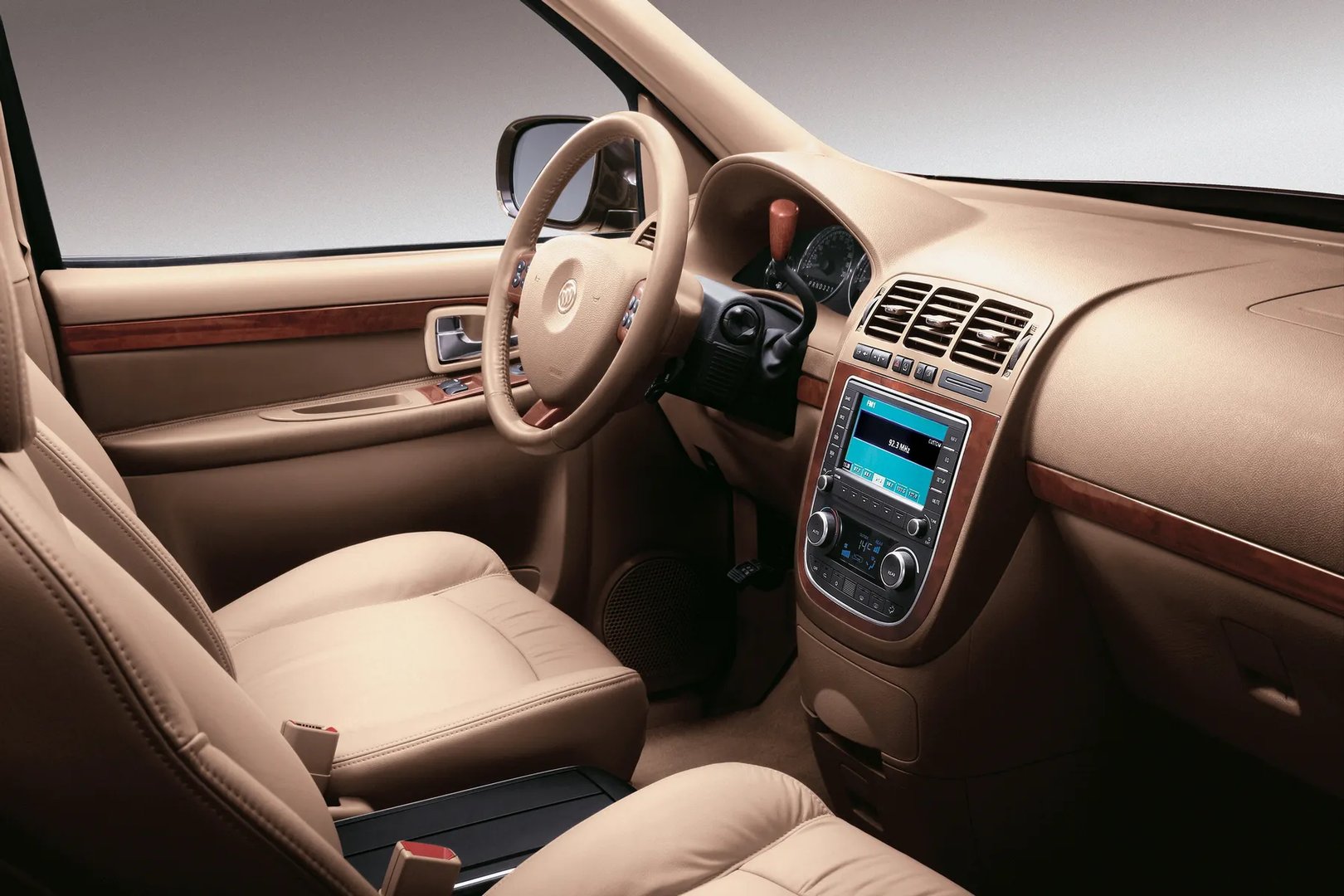 Buick_GL8_1_generation__Minivan__9.jpg